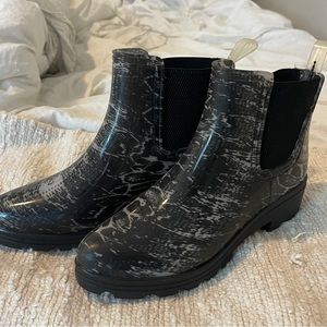 Women’s rain boots 8